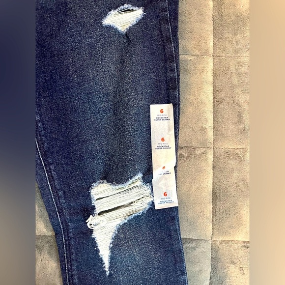Old Navy Mid-Rise Rockstar Distressed Skinny Jeans NWT Women's Size 6 - Picture 3 of 5